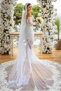 Hermoso vestido de novia largo blanco de sirena con hombros descubiertos, encaje brillante y mangas largas