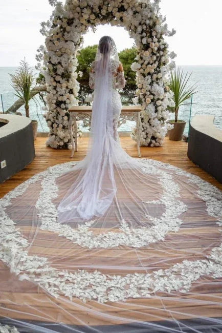 Hermoso vestido de novia largo blanco de sirena con hombros descubiertos, encaje brillante y mangas largas