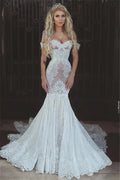 Hermoso vestido de novia de sirena con encaje y hombros descubiertos.