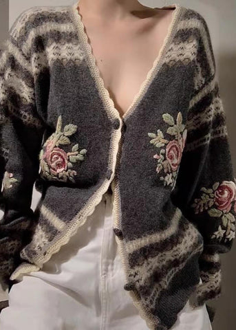 Taillierte graue Strickjacke mit Blumenstickerei für den Frühling 