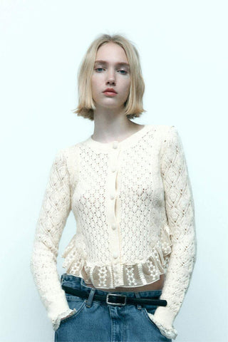 Cárdigan corto de punto con botones y ribete de encaje blanco 