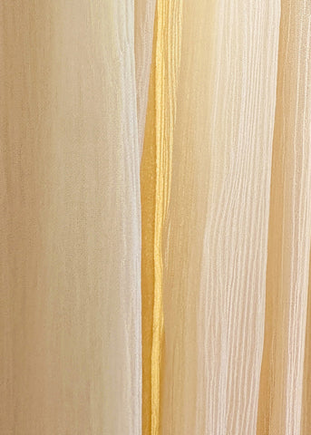 Vestido francés de seda con patchwork floral arrugado en amarillo claro para primavera 