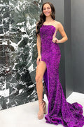 Vestido de fiesta largo de sirena sin tirantes con lentejuelas moradas y abertura frontal