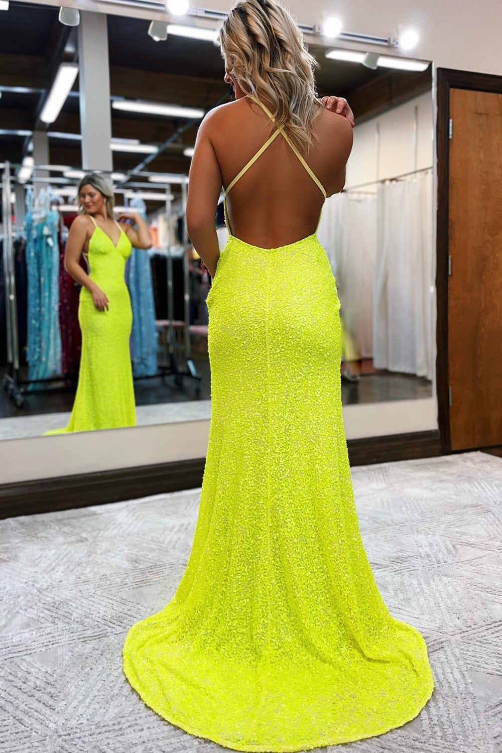 Vestido de fiesta largo de sirena con tirantes finos y lentejuelas azules, sin espalda