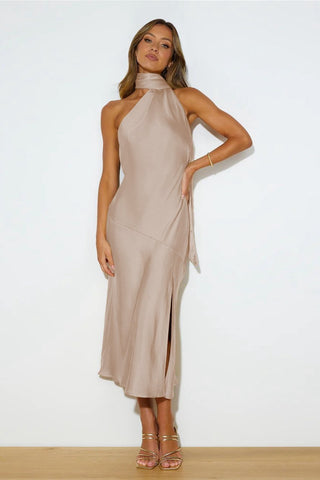Vestido midi de satén con cuello halter y capucha de Nad 