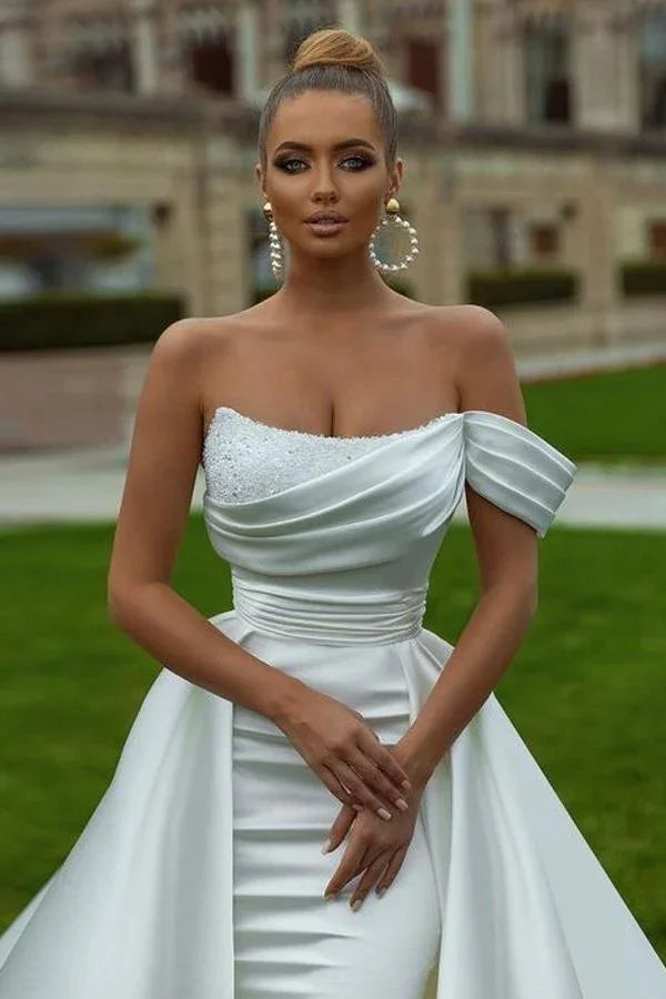 Fabuloso vestido de novia de satén con cola capilla, un hombro y corte sirena de Biztunnel con volantes