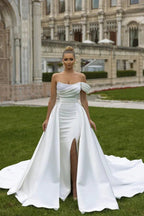 Fabuloso vestido de novia de satén con cola capilla, un hombro y corte sirena de Biztunnel con volantes