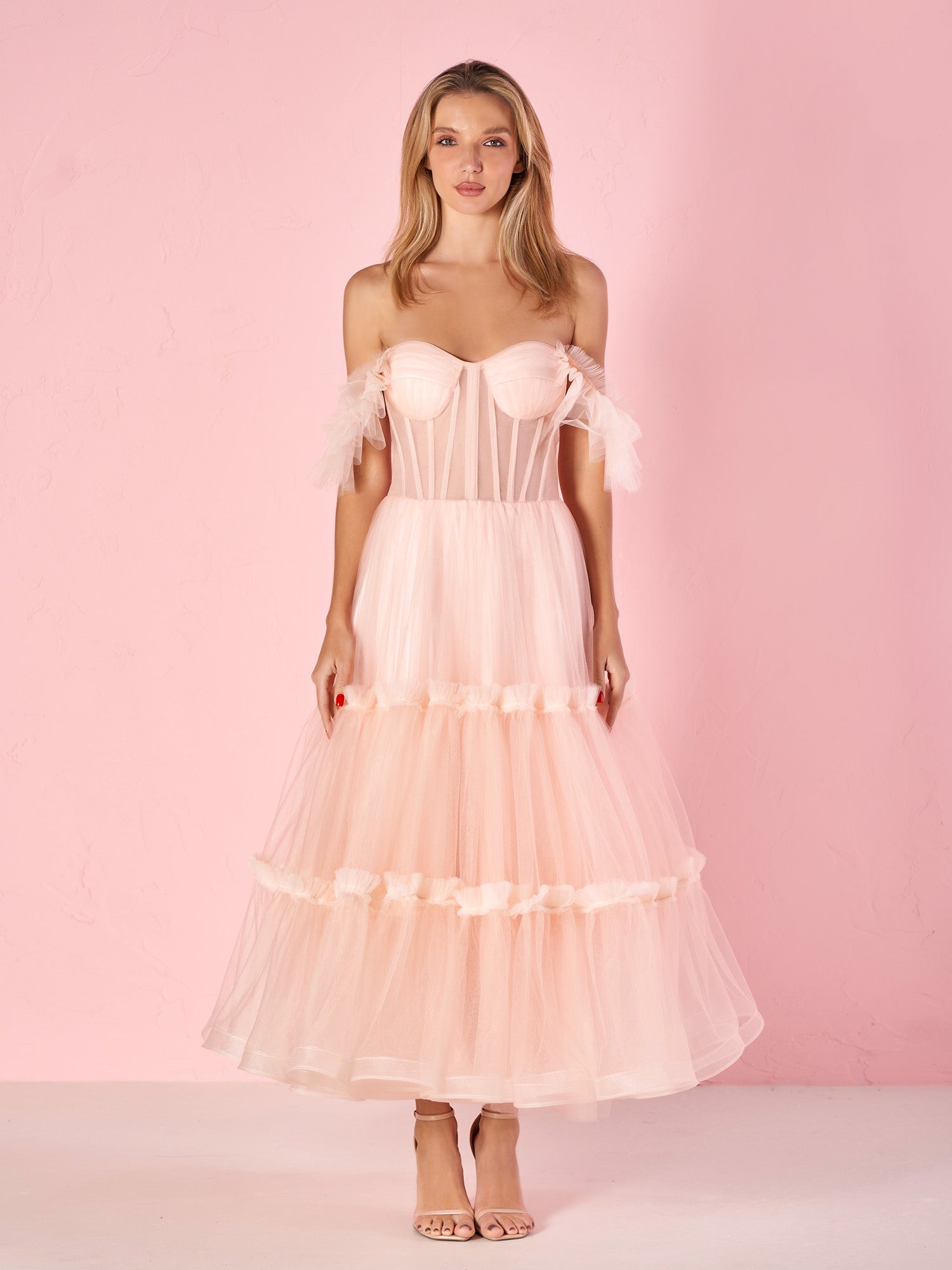 Vestido de fiesta de tul con volantes y corsé en forma de A