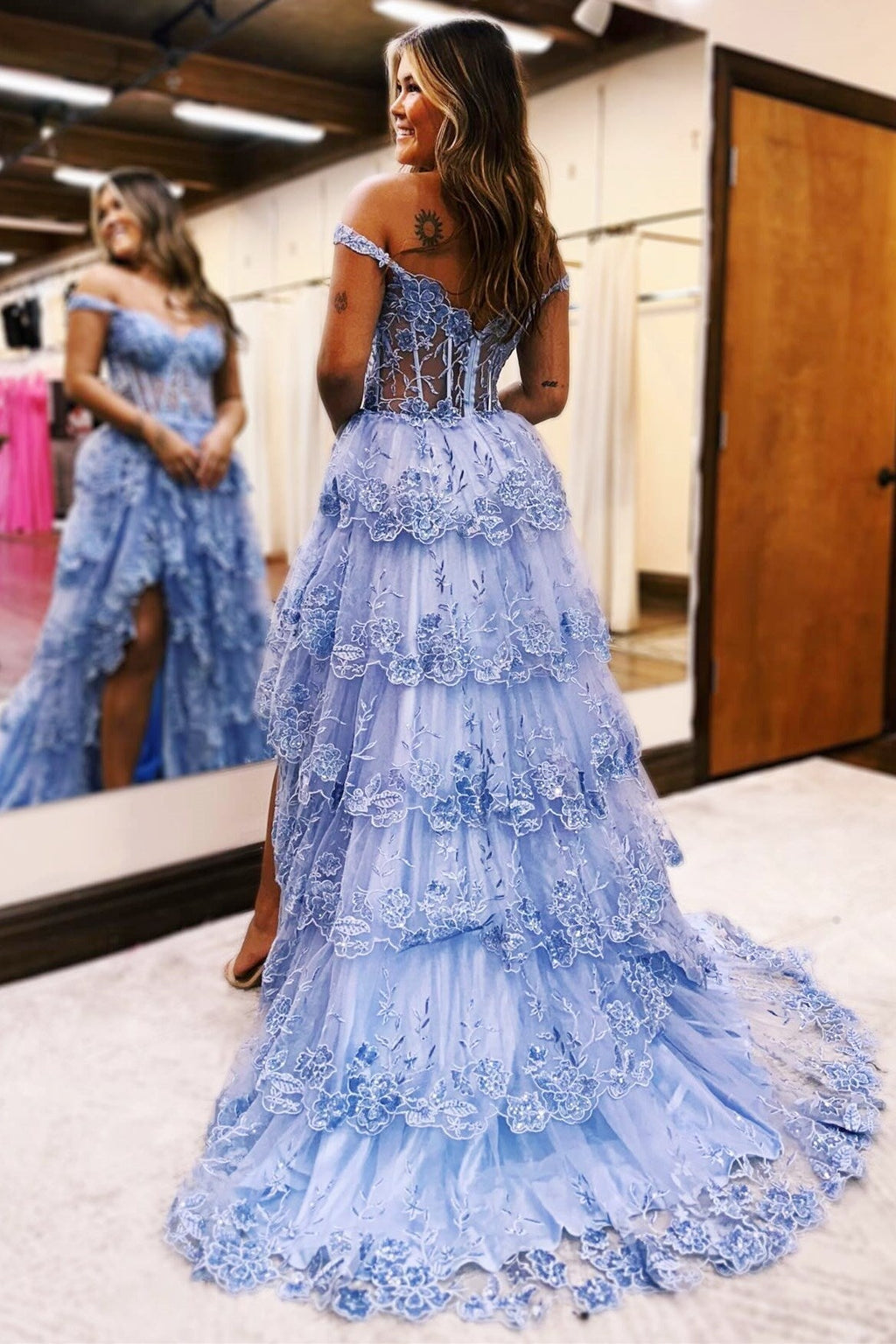Hellblaues, schulterfreies, langes Ballkleid mit Rüschen und Tüllapplikationen