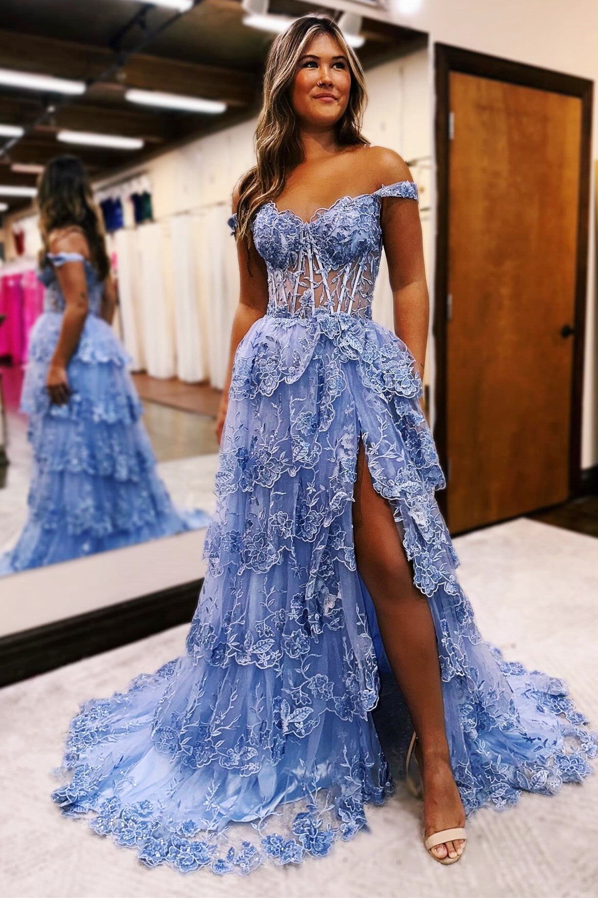 Hellblaues, schulterfreies, langes Ballkleid mit Rüschen und Tüllapplikationen