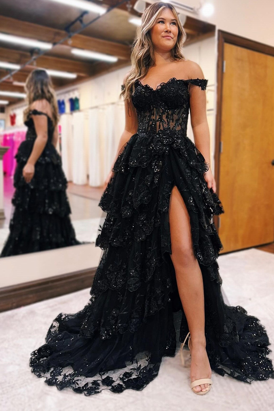Hellblaues, schulterfreies, langes Ballkleid mit Rüschen und Tüllapplikationen