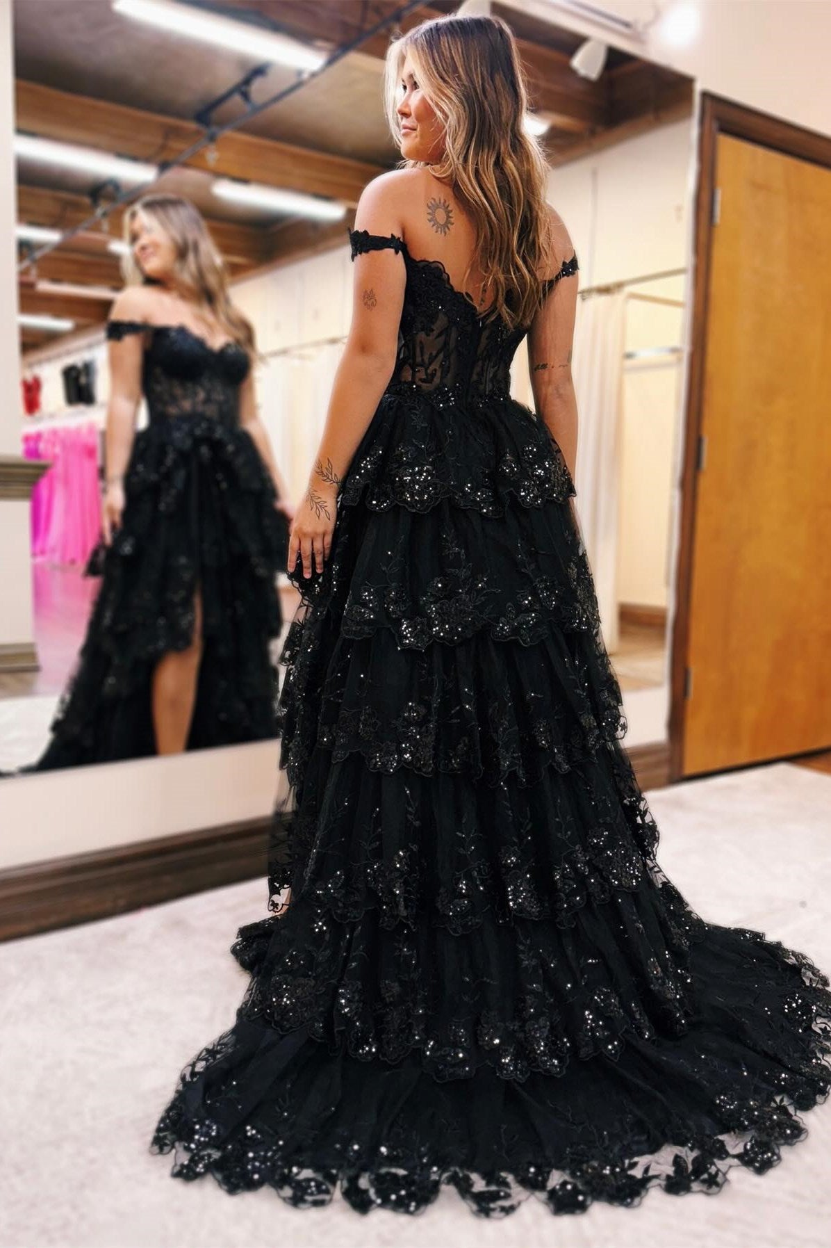 Hellblaues, schulterfreies, langes Ballkleid mit Rüschen und Tüllapplikationen
