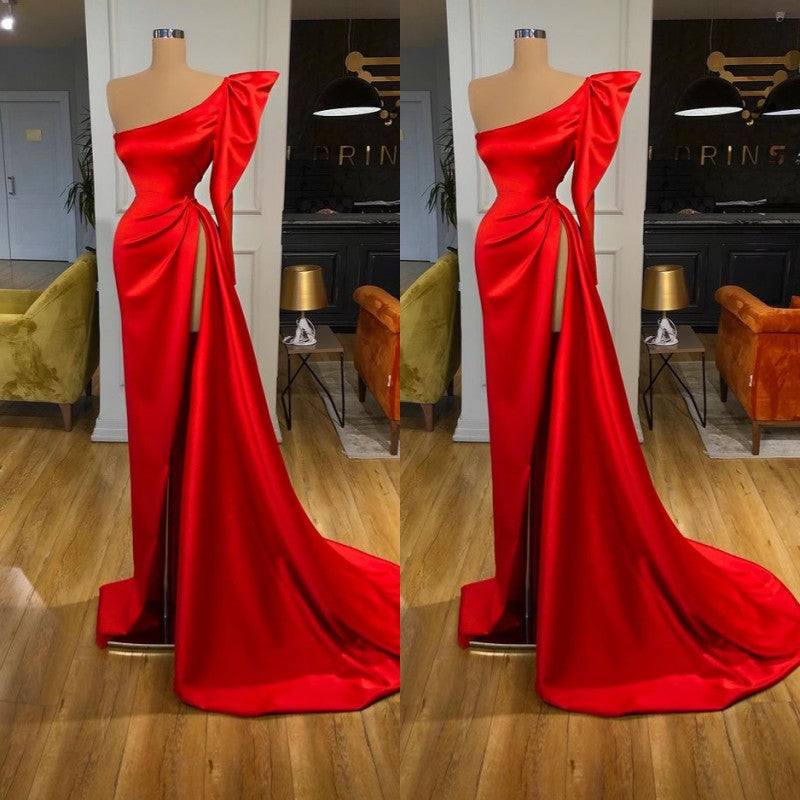 Rotes, langes Abendkleid mit Puffärmeln, hohem Beinschlitz und One-Shoulder-Design