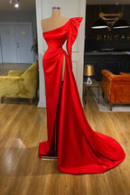 Rotes, langes Abendkleid mit Puffärmeln, hohem Beinschlitz und One-Shoulder-Design