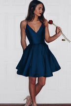 Vestido de fiesta corto sencillo de color borgoña con tirantes finos