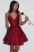 Vestido de fiesta corto sencillo de color borgoña con tirantes finos