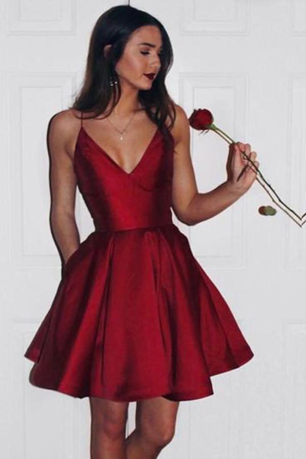 Vestido de fiesta corto sencillo de color borgoña con tirantes finos