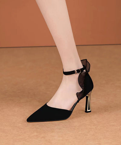 Sandalias de tacón alto con volantes negros y punta puntiaguda de Boutique 