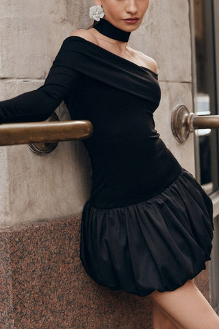 Langärmliges, schulterfreies Minikleid mit Puffärmeln 