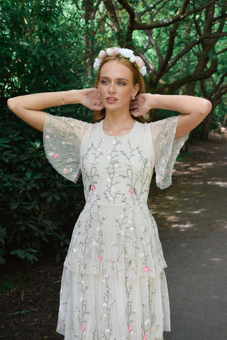Vestido midi con bordado floral 