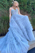 Vestido de fiesta de tul con capas, sin tirantes y corte princesa en A