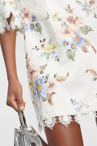 Langärmliges Minikleid mit Blumenspitze und Knöpfen 