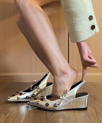 Sandalias de tacón alto con cuña y punta puntiaguda de boutique con cadena y lazo negro 