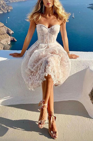 Olivia – Trägerloses Midikleid aus Spitze mit Blumenstickerei 