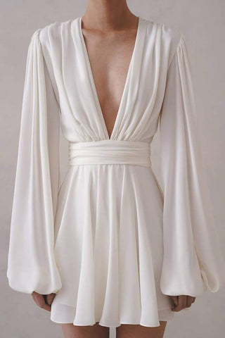 Vestido mini Amelia con escote en V profundo 