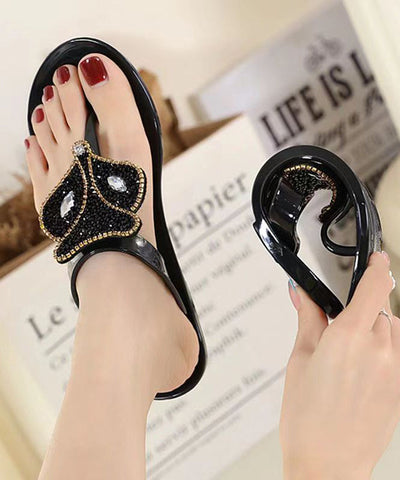 Chanclas elegantes de cristal transparente con base plana 