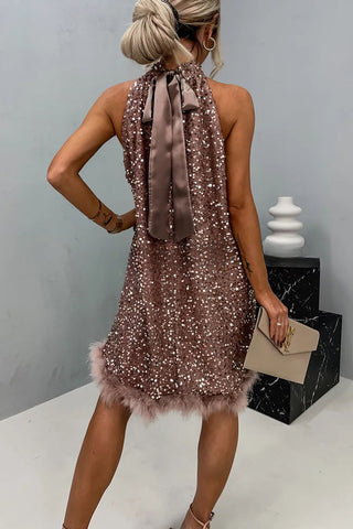 Vestido mini babydoll con cuello halter y ribete de plumas y lentejuelas "It's Time To Dance" 