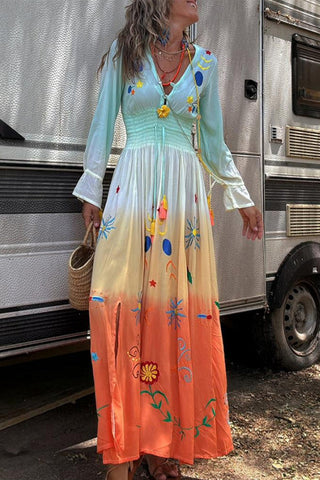 Vestidos de fiesta elegantes con estampado floral, abertura en degradado y escote en V en contraste. 