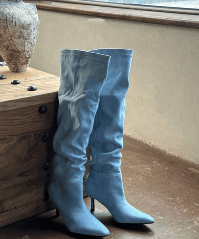 Stilvolle hellblaue Jeansstiefel mit Stilettoabsatz und spitzer Zehenpartie 