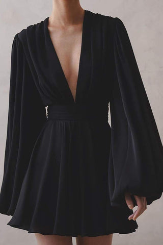 Vestido mini Amelia con escote en V profundo 