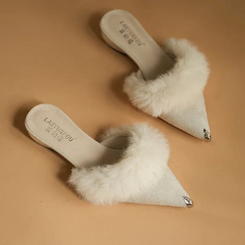 Zapatillas gruesas y sexys para mujer, zapatos de piel con punta puntiaguda, moda de invierno 2024, botas cortas de terciopelo con tira trasera para fiesta, calzado femenino 