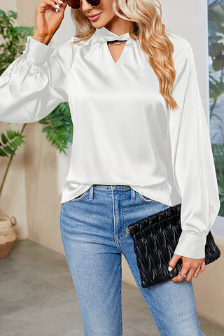 Blusa de satén con cuello abierto y diseño de planes de vuelo VIP 