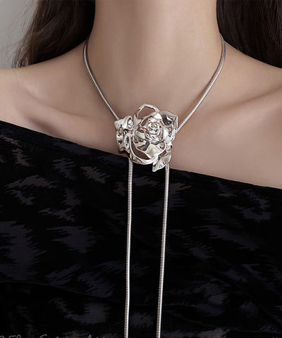 Collar con colgante de rosa de seda fina de aleación de plata esterlina que se puede tirar 