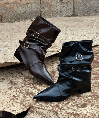 Schicke, klobige Stiefel mit spitzer Zehenpartie aus schwarzem Kunstleder 