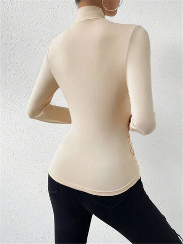 Camiseta plisada con cuello cruzado y cintura ceñida 
