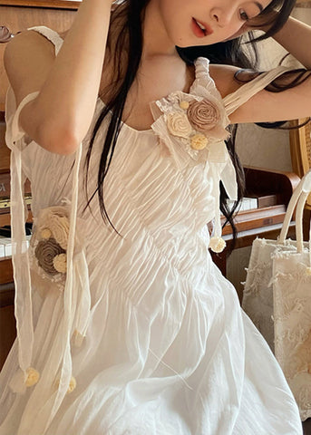 Französisches Aprikosen-Plisseekleid mit Blumendekor für den Sommer 2024 