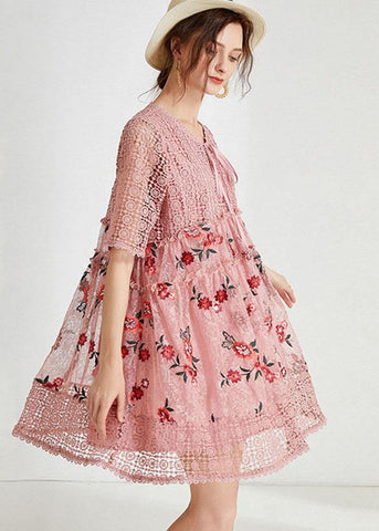 Vestido de verano vintage rosa con bordados calados y media manga 