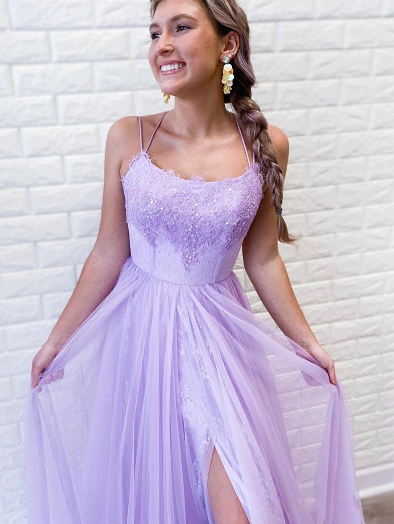 Vestido de fiesta largo de tul morado con espalda descubierta y corte A