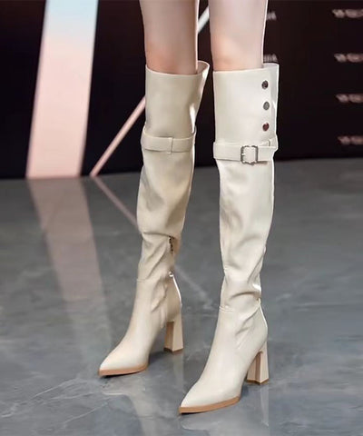 Botas beige de moda con tacones gruesos de piel sintética y forro de lana afelpada. 