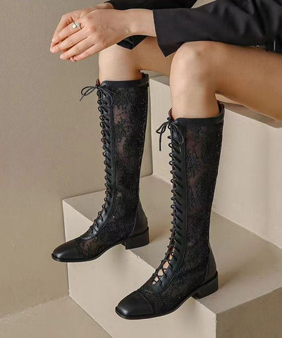 Einzigartige schwarze, klobige Stiefel mit Blumenstickerei und Tüllspleiß 