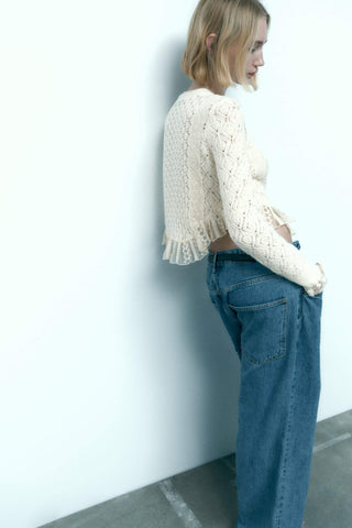 Cárdigan corto de punto con botones y ribete de encaje blanco 