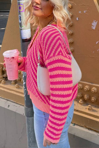 Rosa gestreifter Cardigan mit Knöpfen, V-Ausschnitt und überschnittenen Schultern