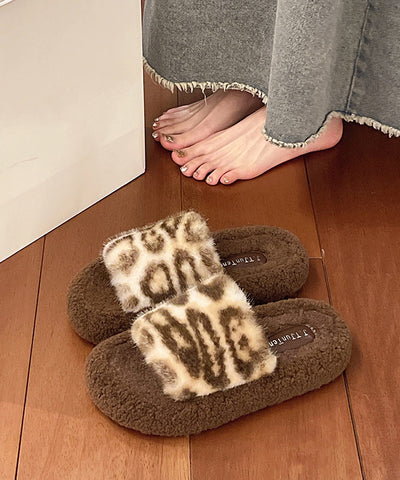 Pantuflas de piel sintética de leopardo color caqui con plataforma de unión 