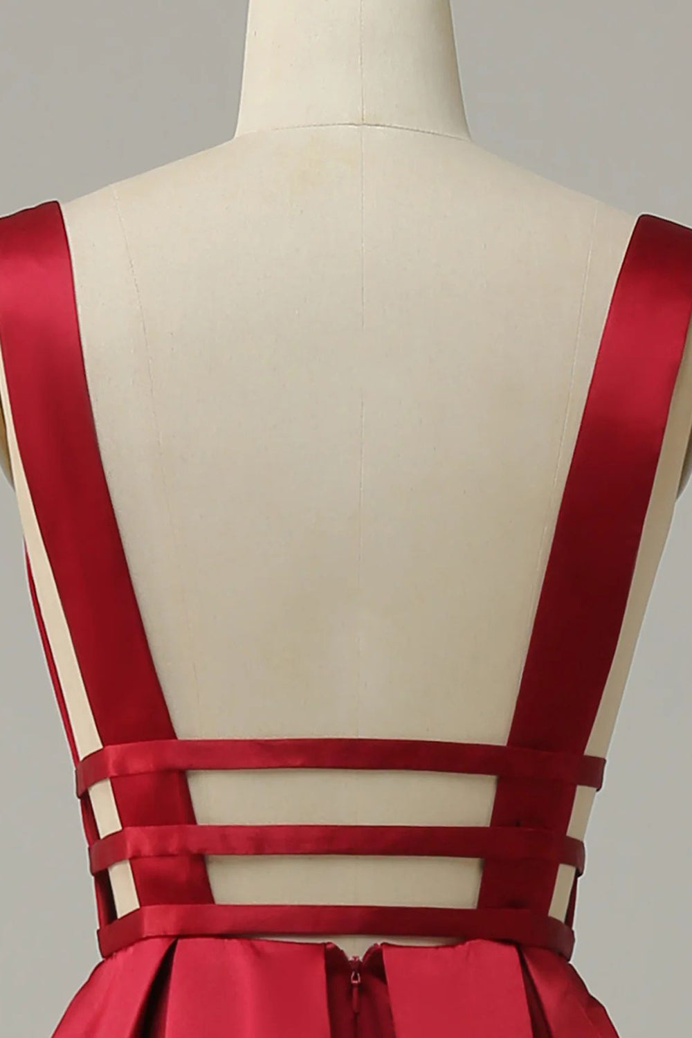 Langes, rotes A-Linien-Abendkleid mit tiefem V-Ausschnitt und rückenfreiem Design