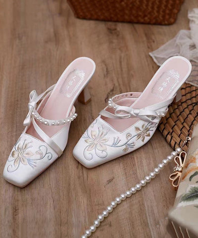 Weiße Satin-Slipper mit hoher Ferse im chinesischen Stil mit Stickerei 