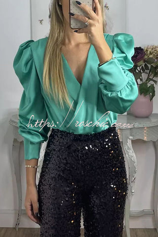 Perfectly Adored – Satinbluse mit überkreuztem Ausschnitt und Puffärmeln 